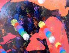 Femme assise sous un arbre.